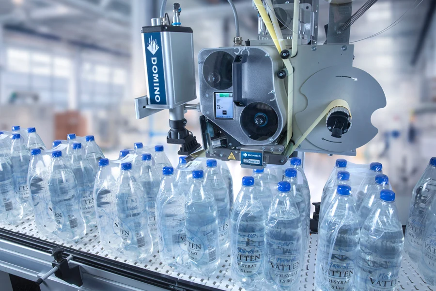 Mx350i-B 2 MX350i-B - etikettering van in krimpfolie verpakte waterflessen